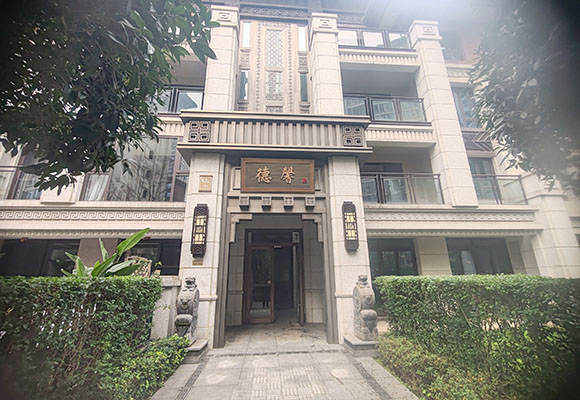 位于江陽區(qū)春華路三段197號(hào)12號(hào)樓1單元103號(hào)住宅用房（金科博翠灣）